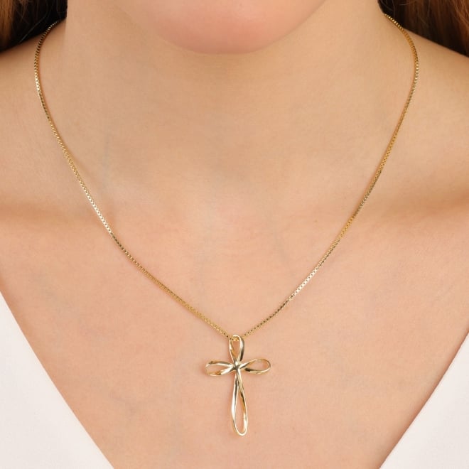 GR-00757 COLAR BANHADO A OURO 18K COM PINGENTE DE CRUZ COM DESIGN VAZADO E TRAÇOS ARREDONDADOS