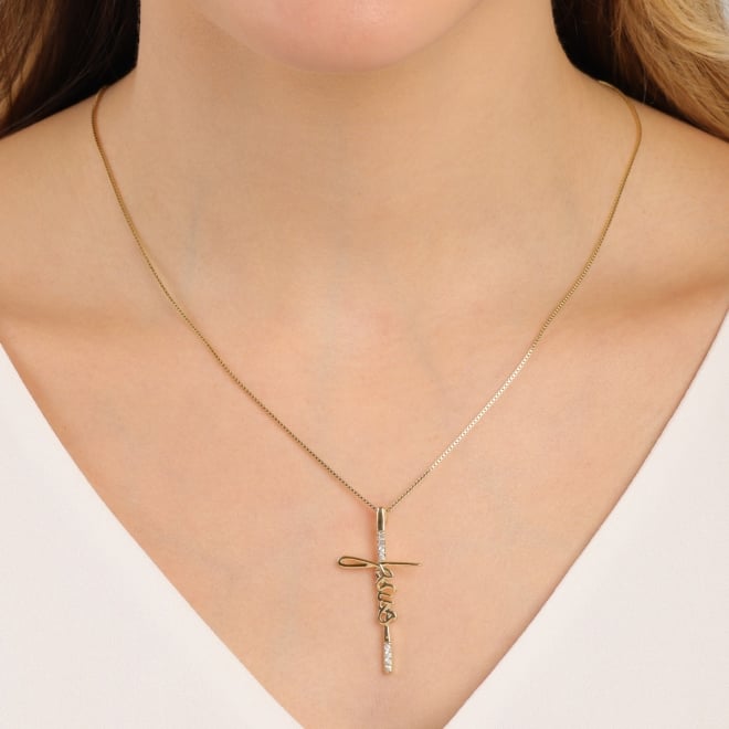 GR-00789 COLAR BANHADO A OURO 18K COM PINGENTE DE CRUZ E DETALHE ESCRITO JESUS COM ZIRCÔNIAS