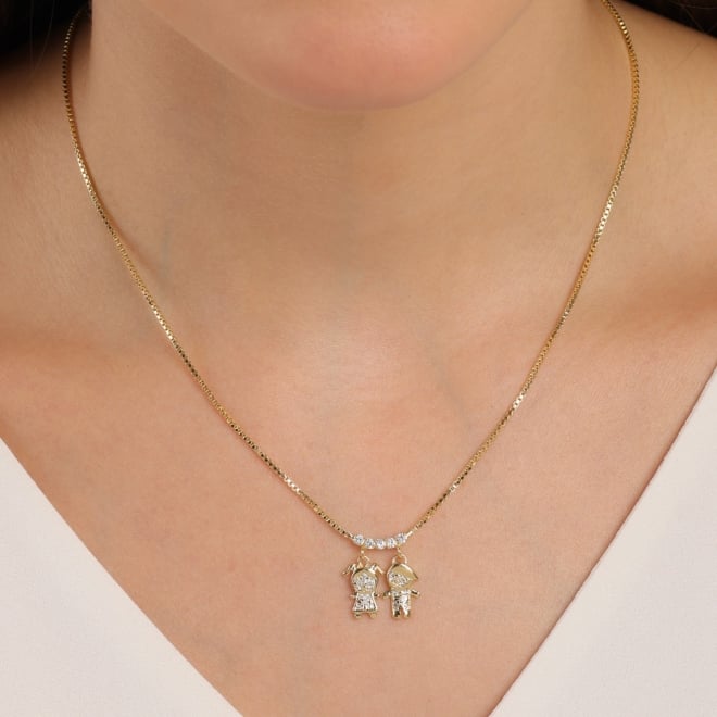GR-00853 COLAR BANHADO A OURO 18K COM DOIS PINGENTES DE MENINA E MENINO CRAVEJADOS