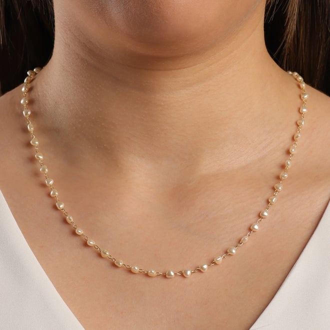 GR-00928 COLAR BANHADO A OURO 18K COM CORRENTE EM ELOS DELICADOS E MINI CORAÇÕES EM PÉROLA