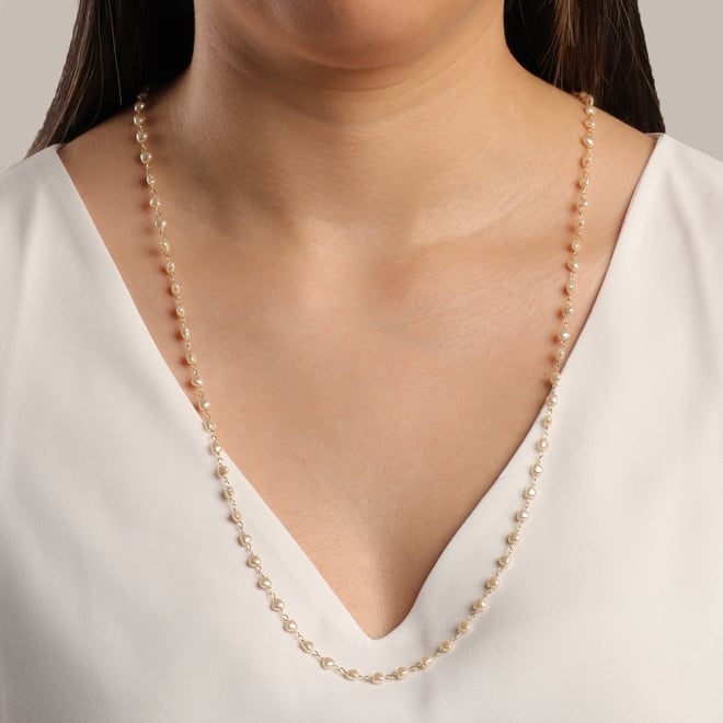 GR-00929 COLAR LONGO BANHADO A OURO 18K COM CORRENTE EM ELOS DELICADOS E MINI CORAÇÕES DE PÉROLA