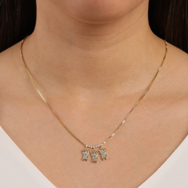 GR-01110 COLAR BANHADO A OURO 18K COM TRÊS PINGENTES DE MENINA CRAVEJADOS EM ZIRCÔNIAS