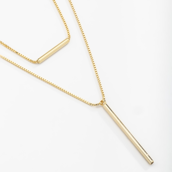 GR-01199 COLAR BANHADO A OURO 18K COM PINGENTE EM FORMATO DE BARRA ALONGADA E DESIGN MINIMALISTA