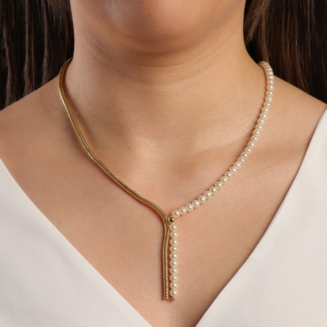 GR-01209 GARGANTILHA GRAVATA EM MALHA REDONDA E DETALHES EM PÉROLAS