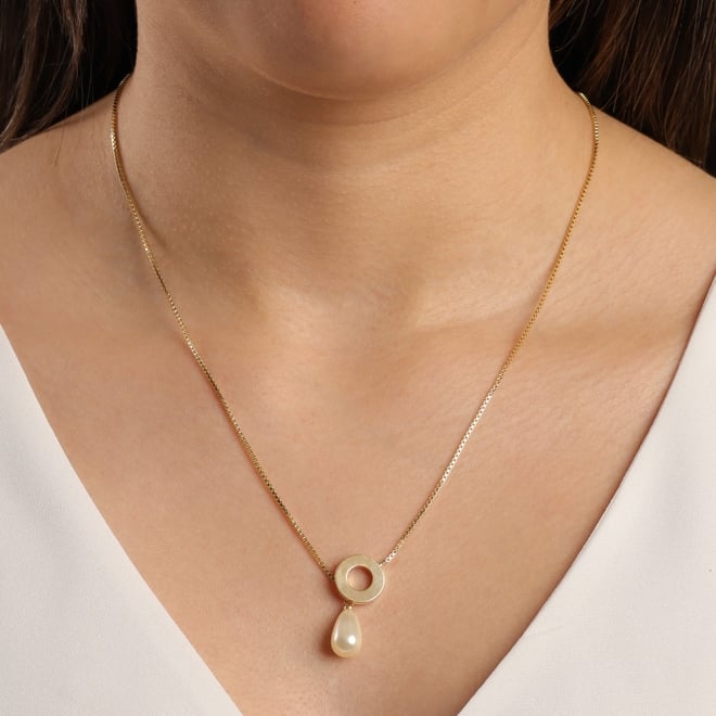 GR-01255 COLAR BANHADO A OURO 18K TIPO GRAVATINHA COM PINGENTE CIRCULAR E PÉROLA