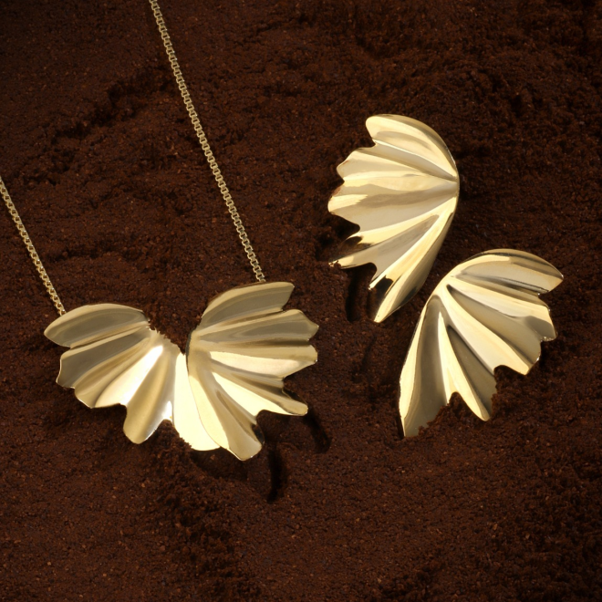 BR-01644 BRINCO BANHADO A OURO 18K COM DESIGN EM FORMATO DE FOLHAS