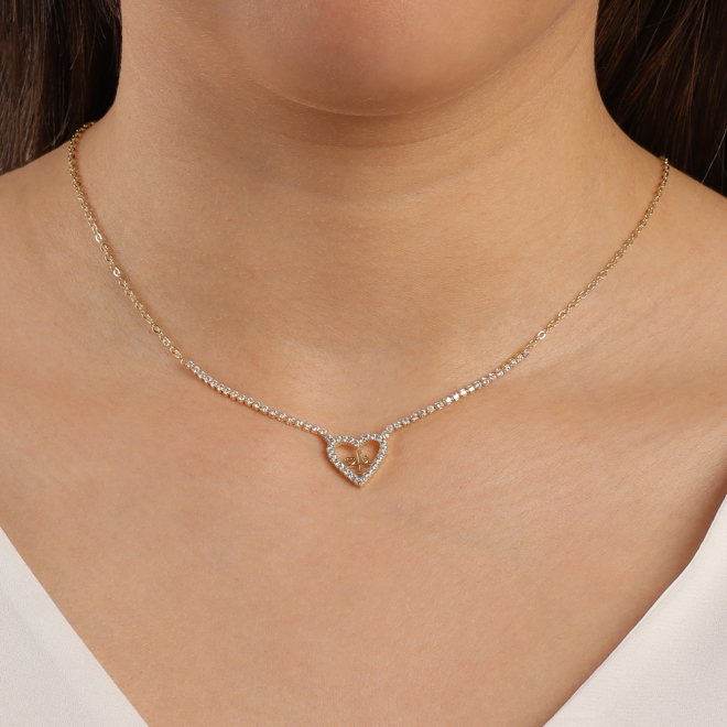 GR-01313 COLAR BANHADO A OURO 18K COM PINGENTE EM FORMATO DE CORAÇÃO EM ZIRCÔNIAS E DETALHE LOVE