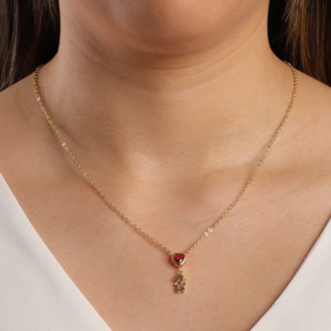 GR-01333 COLAR COM PINGENTE DE MENININHA E DETALHE DE CORAÇÃO