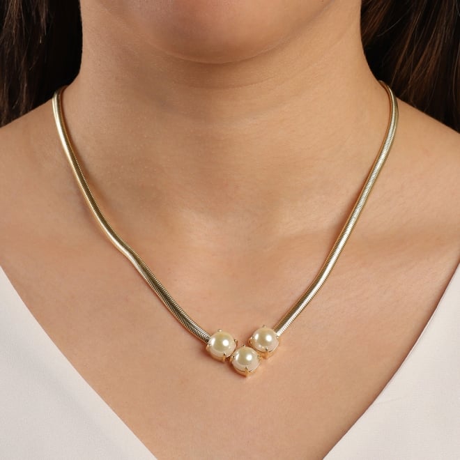 GR-01350 COLAR BANHADO A OURO 18K COM CORRENTE MALHA E DETALHE CENTRAL COM TRÊS PÉROLAS