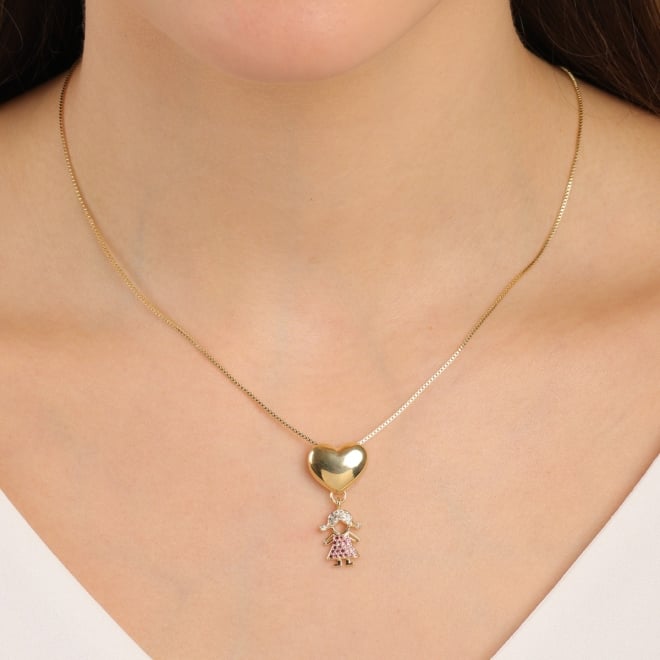 GR-01361 COLAR BANHADO A OURO 18K COM PINGENTE DE CORAÇÃO LISO E MENINA CRAVEJADA