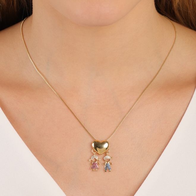 GR-01364 COLAR BANHADO A OURO 18K COM PINGENTE DE MENINO E MENINA CRAVEJADOS.
