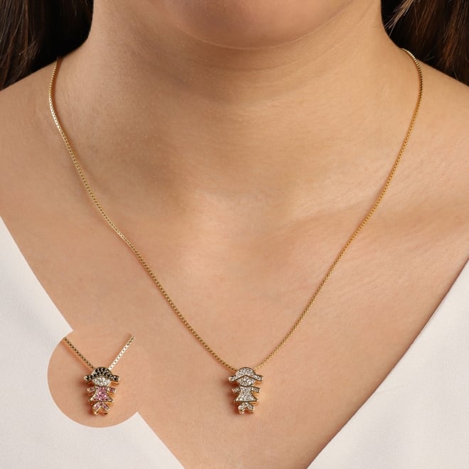 GR-01403 COLAR BANHADO A OURO 18K COM PINGENTE EM FORMATO DE MENINA