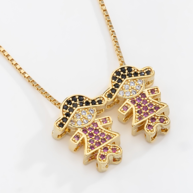 GR-01405 COLAR COM PINGENTE DE DUAS MENINAS EM ZIRCÔNIAS COLORIDAS