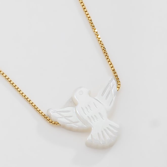 GR-01421 COLAR COM PINGENTE DO ESPÍRITO SANTO EM MADRE-PÉROLA