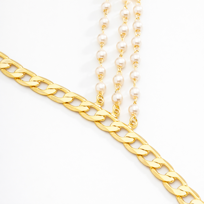 GR-01462 COLAR BANHADO A OURO 18K MODELO GRAVATINHA COM ELO GRUMET DE UM LADO E TRÊS CORRENTES COM MINI PÉROLAS