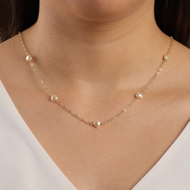 GR-01569 COLAR BANHADO A OURO 18K COM CORRENTE DELICADA E PÉROLAS EM FORMATO DE CORAÇÃO