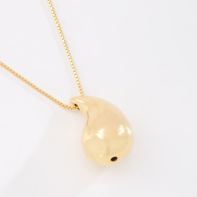 GR-01574 COLAR BANHADO A OURO 18K COM PINGENTE ORGÂNICO POLIDO EM FORMATO FLUIDO