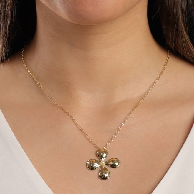 GR-01703 GARGANTILHA COM PINGENTE DE FLOR E DETALHE CENTRAL EM PÉROLA