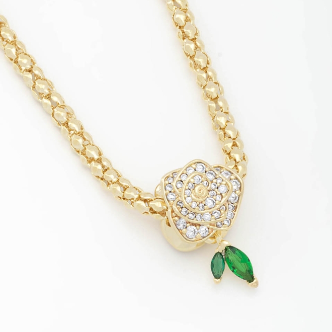 GR-01712 COLAR COM PINGENTE DE ROSA EM ZIRCÔNIAS E DETALHE EM PEDRAS VERDES