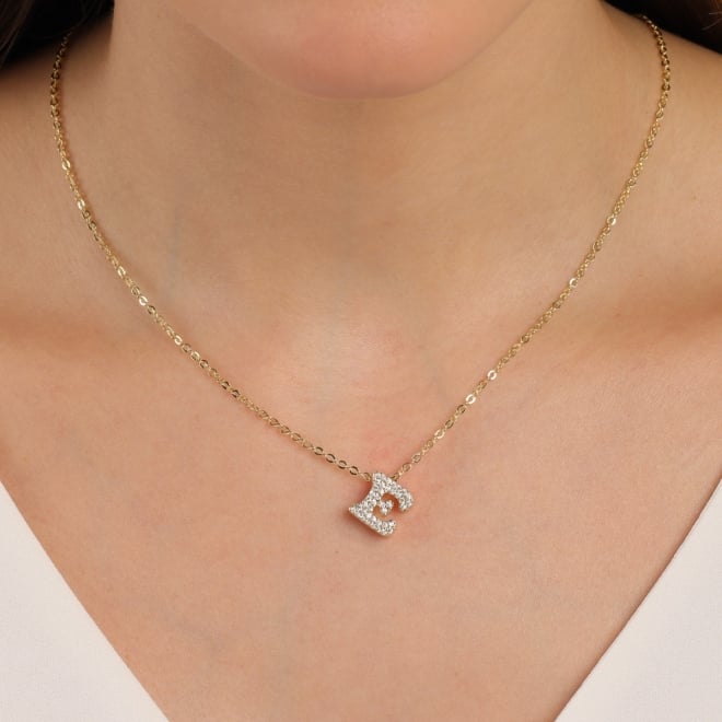 GR-01740 COLAR BANHADO A OURO 18K COM PINGENTE DE LETRA CRAVEJADO EM ZIRCÔNIAS