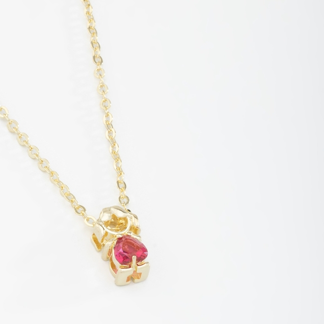 GR-01804COLAR BANHADO A OURO 18K COM PINGENTE DE MENINA E ZIRCÔNIA EM FORMATO DE CORAÇÃO