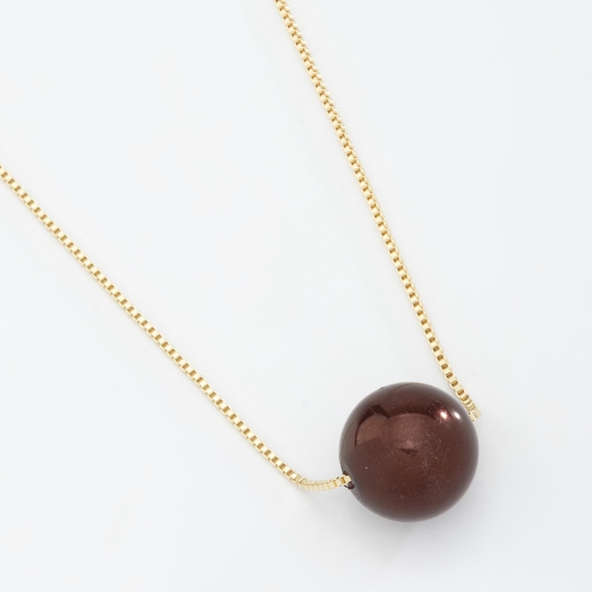GR-01825 COLAR COM PINGENTE DE ESFERA MARROM