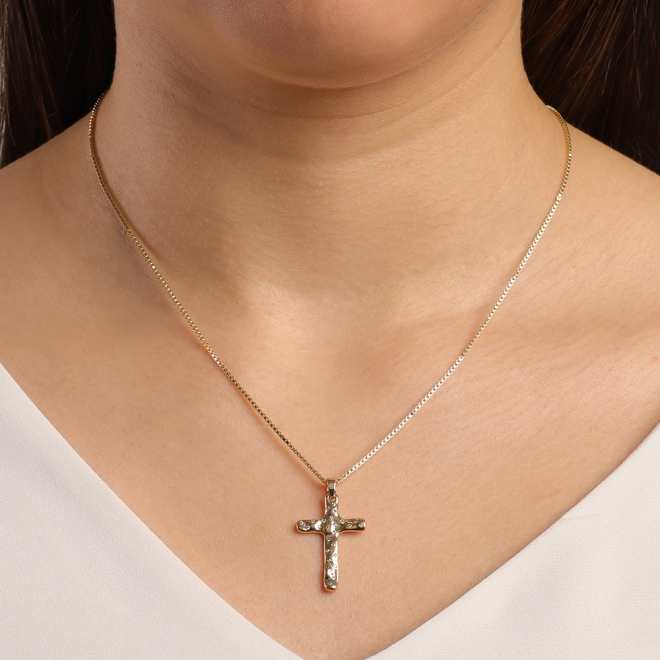 GR-01832 COLAR BANHADO A OURO 18K COM PINGENTE DE CRUZ COM DETALHES EM ZIRCÔNIAS