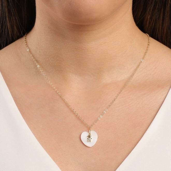 GR-01907COLAR BANHADO A OURO 18K COM PINGENTE DE CORAÇÃO EM MADREPÉROLA E DETALHE DE MENINO CRAVEJADO