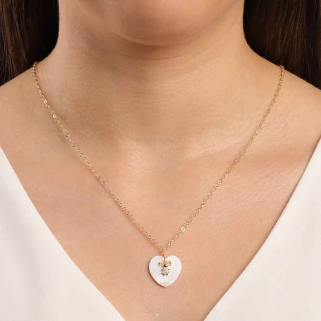 GR-01908 COLAR BANHADO A OURO 18K COM PINGENTE DE CORAÇÃO EM MADREPÉROLA E DETALHE DE MENINA CRAVEJADO EM ZIRCÔNIAS