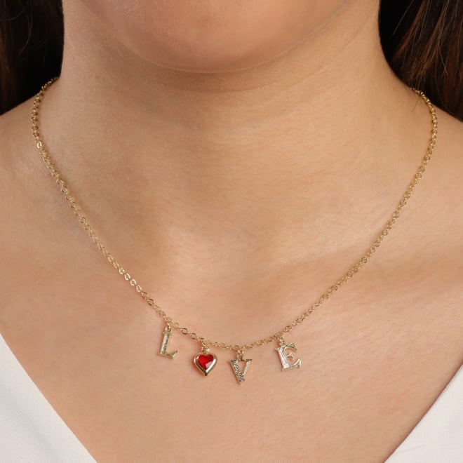 GR-02038 COLAR COM PINGENTE LOVE E DETALHE DE CORAÇÃO 