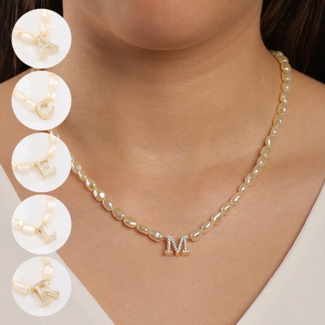 GR-02101 COLAR BANHADO A OURO 18K COM PÉROLAS BARROCAS E PINGENTE DE LETRA CRAVEJADO EM ZIRCÔNIAS