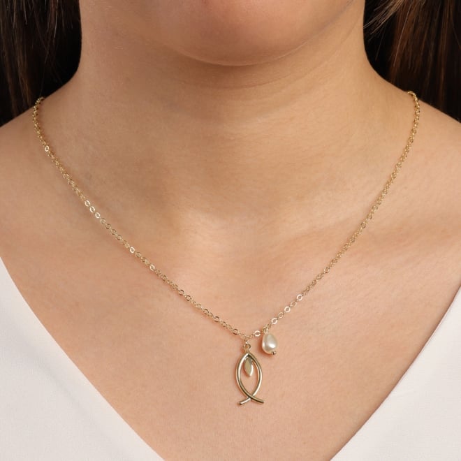 GR-02118 COLAR COM PINGENTE DE PEIXE E DETALHE EM PÉROLA