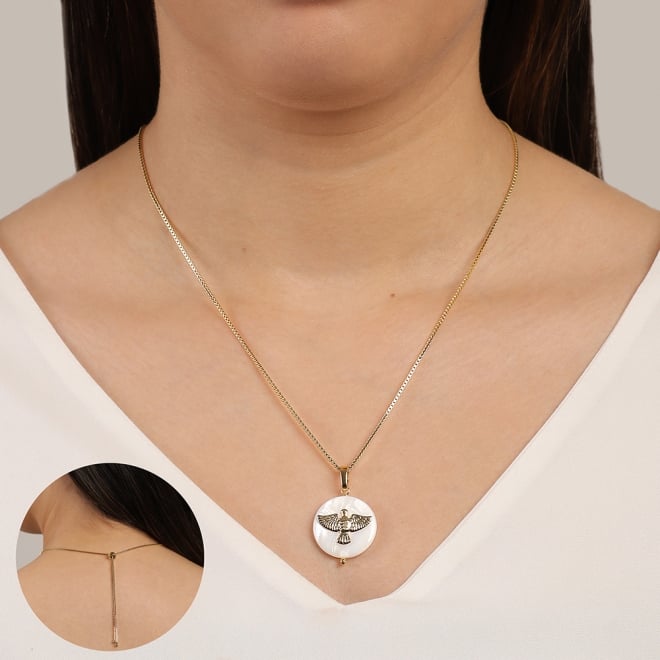 GR-02119 COLAR BANHADO A OURO 18K COM PINGENTE EM MADREPÉROLA E ESPÍRITO SANTO