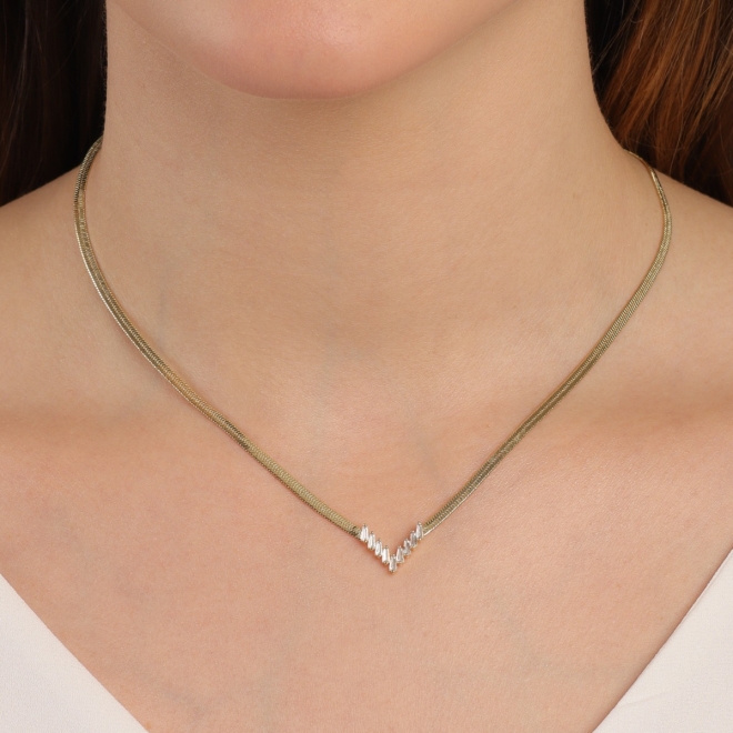 GR-02156 COLAR BANHADO A OURO 18K COM FITA LAMINADA E DETALHE FRONTAL CRAVEJADO