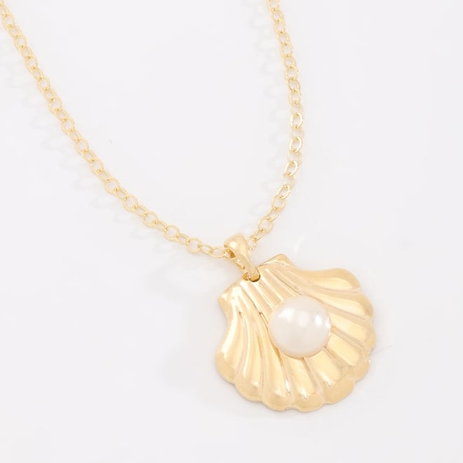 GR-02240 COLAR BANHADO A OURO 18K COM PINGENTE EM FORMATO DE CONCHA E DETALHE CENTRAL EM PÉROLA