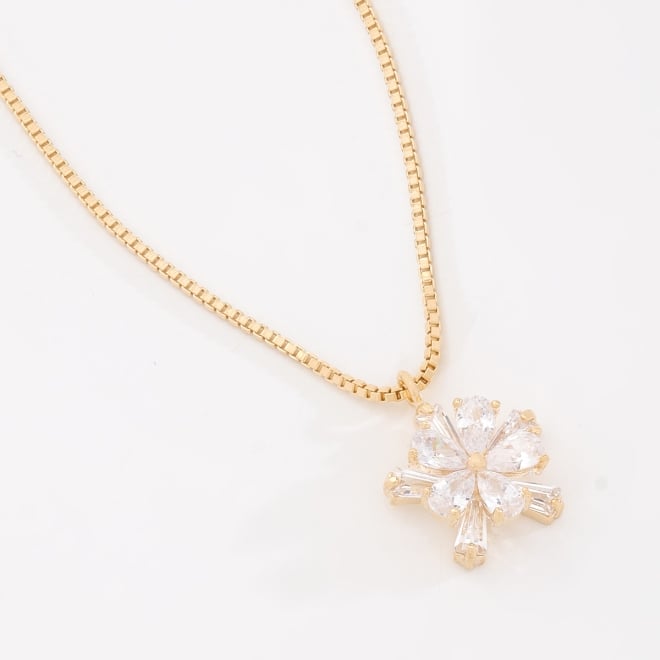 GR-02259 COLAR BANHADO A OURO 18K COM PINGENTE EM FORMATO DE FLOR EM ZIRCÔNIAS