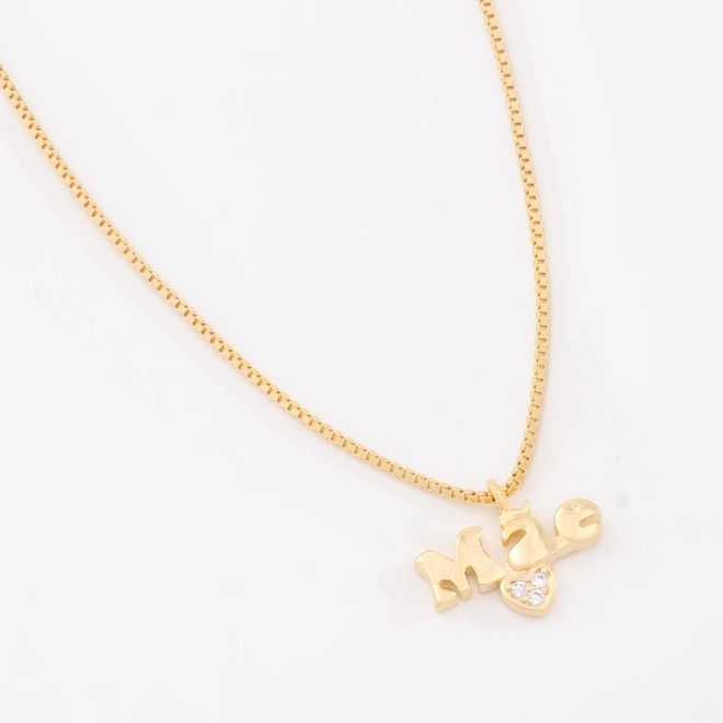 GR-02266 COLAR BANHADO A OURO 18K COM PINGENTE ESCRITA “MÃE” E DETALHE EM CORAÇÃO EM ZIRCÔNIAS