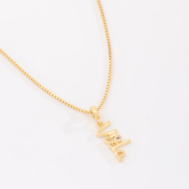 GR-02270 COLAR BANHADO A OURO 18K COM PINGENTE ESCRITA VIDA E DETALHE EM ZIRCÔNIA