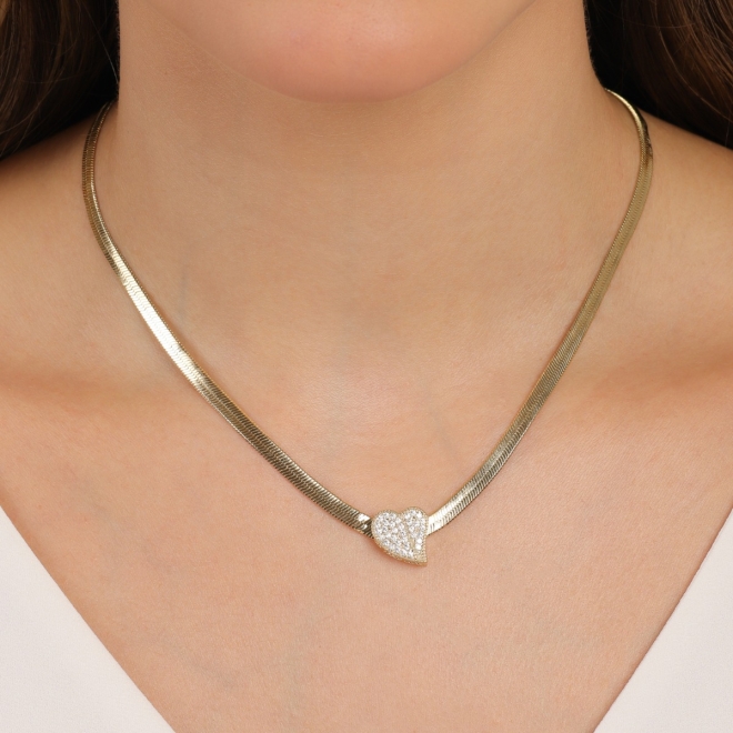 GR-02302 COLAR BANHADO A OURO 18K COM CORRENTE LAMINADA E PINGENTE DE CORAÇÃO CRAVEJADO.