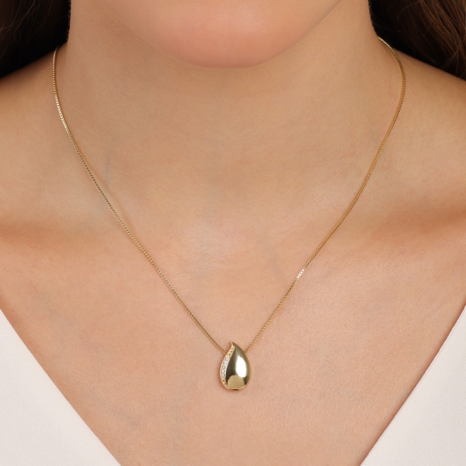GR-02303 COLAR BANHADO A OURO 18K COM PINGENTE EM GOTA E DETALHES EM ZIRCÔNIAS.