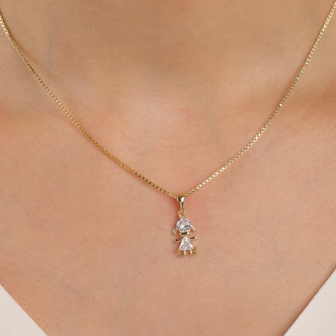 GR-02380 GARGANTILHA BANHADA A OURO 18K COM PINGENTE  DE MENINA E DETALHES EM ZIRCÔNIAS