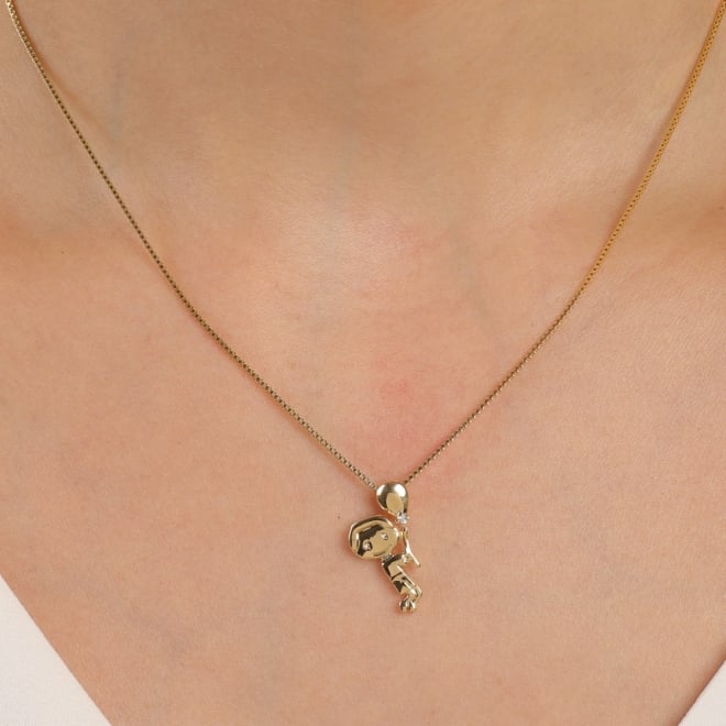 GR-02383 GARGANTILHA BANHADA A OURO 18K COM PINGENTE DE MENINO SEGURANDO BALÃO 