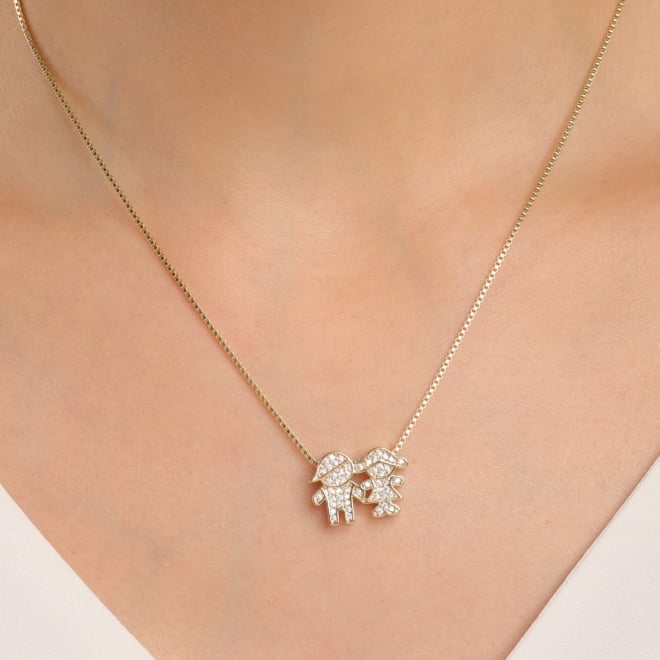 GR-02526 COLAR BANHADO A OURO 18K COM PINGENTE DE MENINO E MENINA CRAVEJADOS