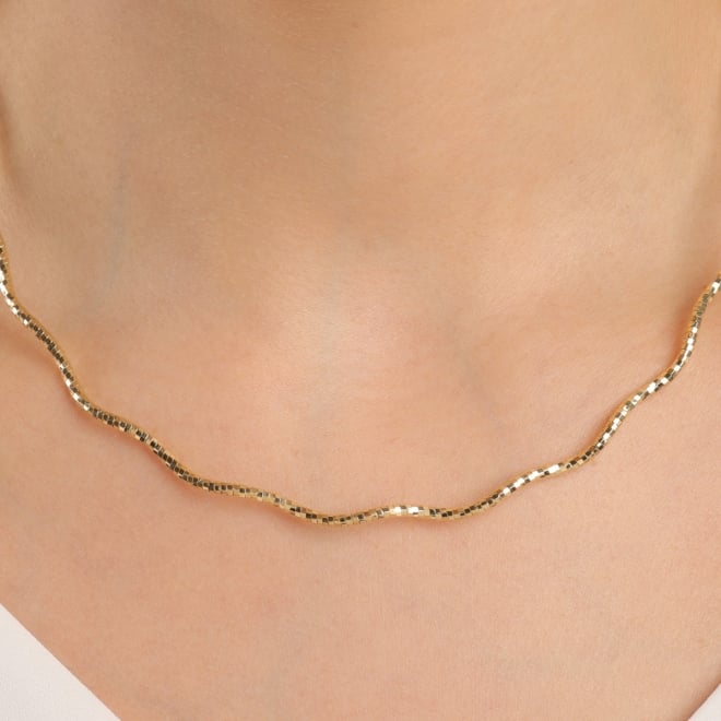 GR-02528 GARGANTILHA BANHADA A OURO 18K ESTILO ARO COM DESIGN ONDULADO