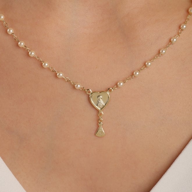 GR-02557 GARGANTILHA COM DETALHES EM PÉROLAS E PINGENTES DE NOSSA SENHORA APARECIDA