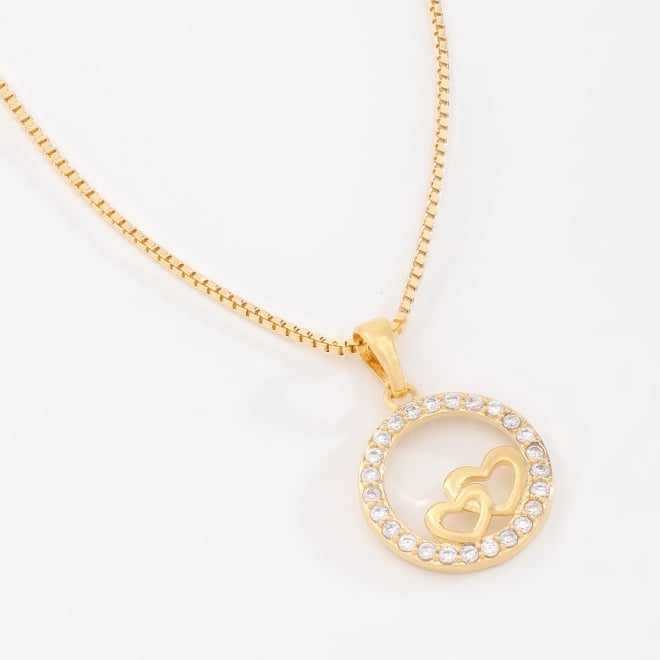 GR-03004 COLAR BANHADO A OURO 18K COM PINGENTE REDONDO EM ZIRCÔNIAS E DETALHE DE CORAÇÕES ENTRELAÇADOS