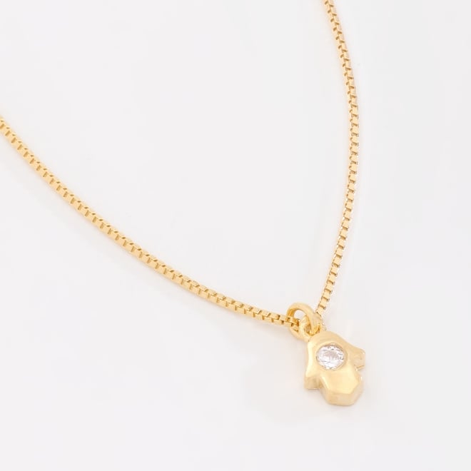 GR-03007 COLAR BANHADO A OURO 18K COM PINGENTE EM FORMATO DE MÃO DE FÁTIMA E DETALHE CENTRAL EM ZIRCÔNIA
