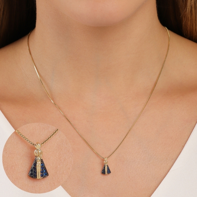 GRN-00548 COLAR BANHADO A OURO 18K COM PINGENTE DE NOSSA SENHORA APARECIDA EM ZIRCÔNIAS AZUIS