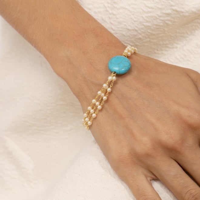 PU-00765 PULSEIRA BANHADA A OURO 18K COM TRIPLA CORRENTE, DETALHES EM P&Eacute;ROLAS E PEDRA CENTRAL TURQUES