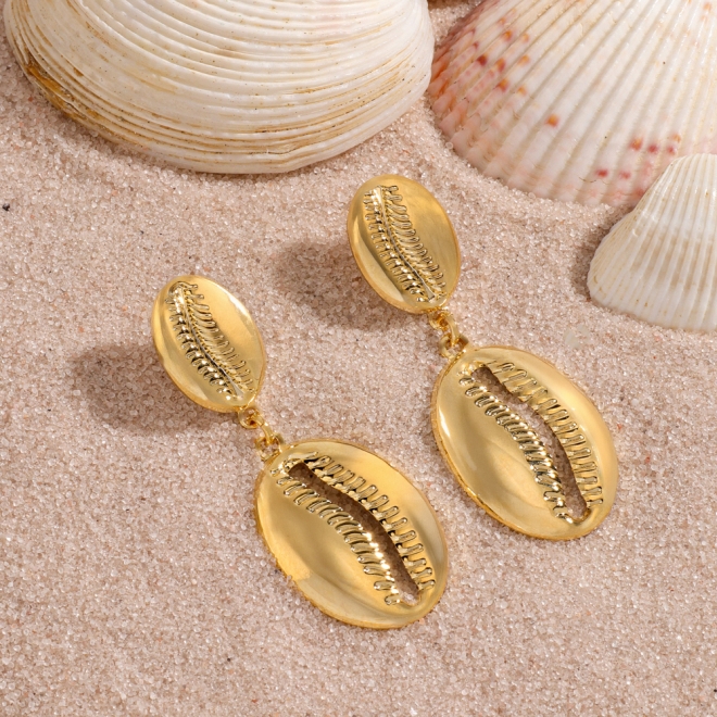 BR-03027 BRINCO BANHADO A OURO 18K COM DESIGN DE CONCHA ESTILIZADA
